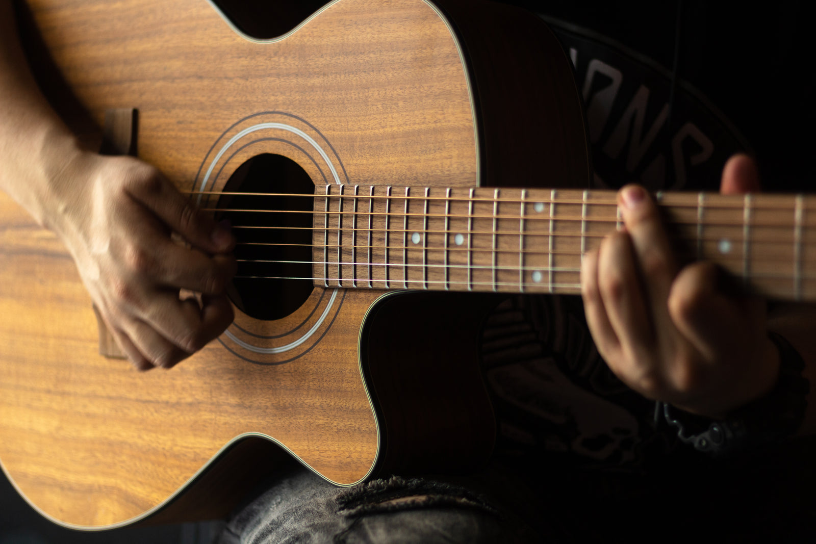 El Fascinante Origen de la Palabra 'Guitarra' y su Historia Multilingüe